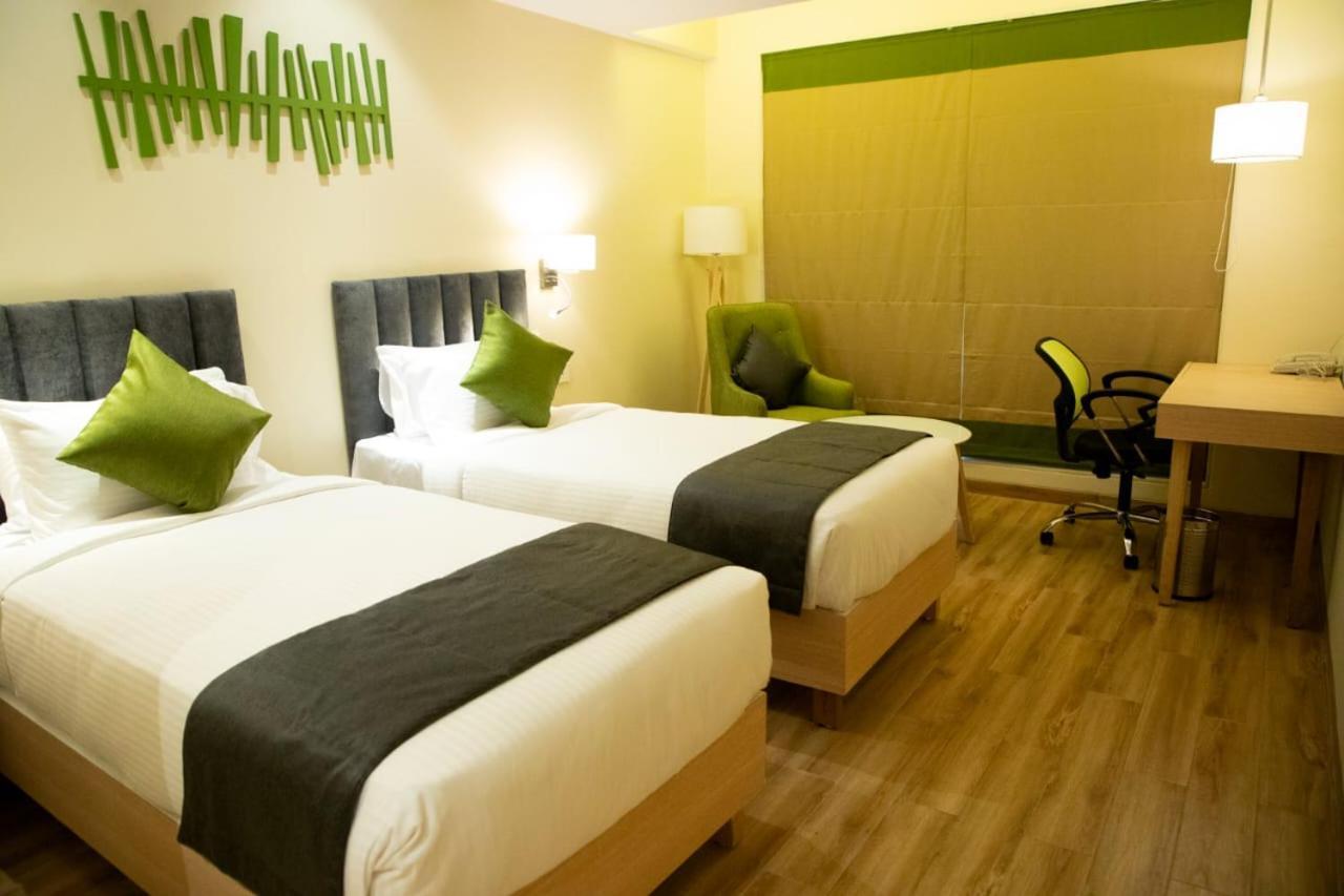 Regenta Central Harsha Vapi Pārdi Kültér fotó