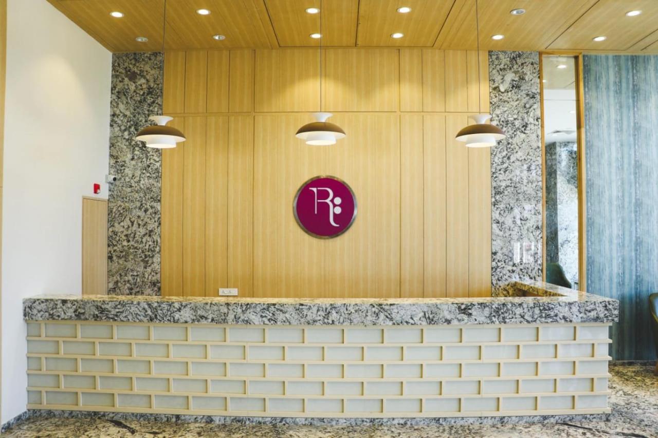 Regenta Central Harsha Vapi Pārdi Kültér fotó