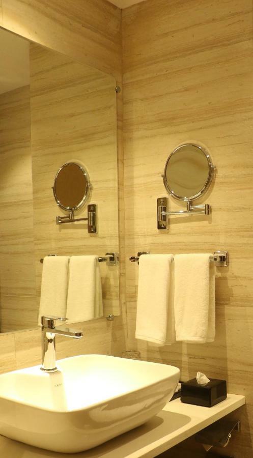 Regenta Central Harsha Vapi Pārdi Kültér fotó